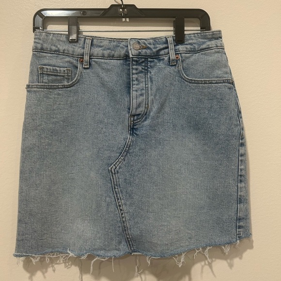 Old Navy Dresses & Skirts - Old Navy denim skirt size 6